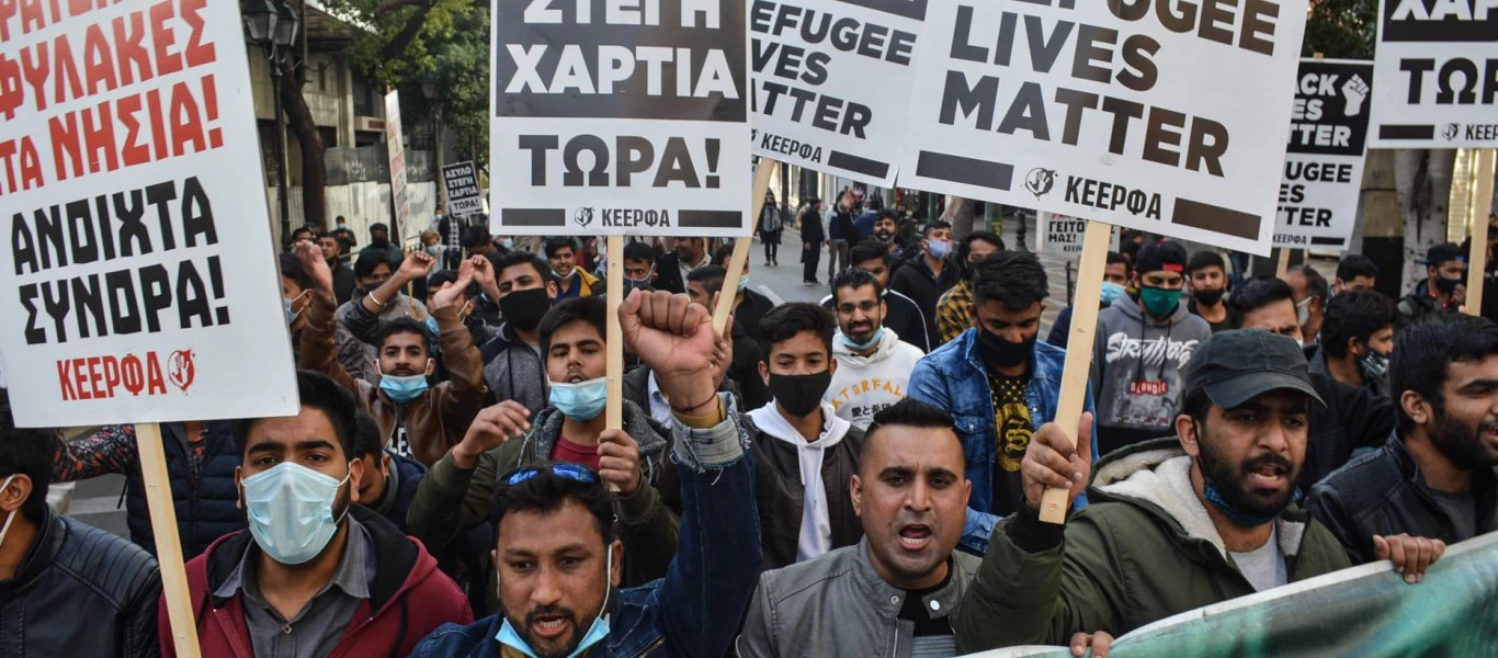 Εκατοντάδες Πακιστανοί διαδήλωσαν στο κέντρο: Η ΕΛ.ΑΣ ήταν απασχολημένη επιβάλλοντας πρόστιμα σε Έλληνες